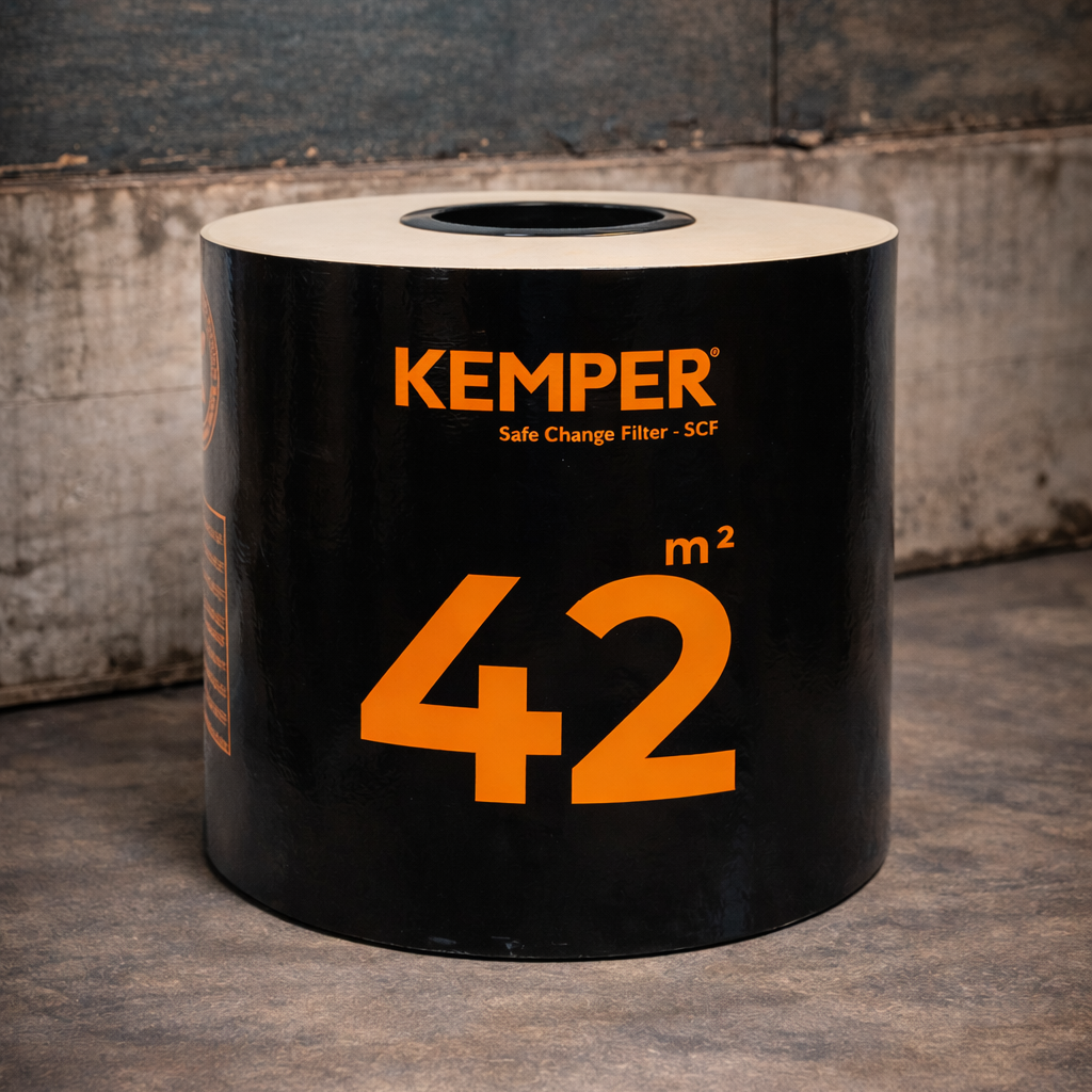 Zylindrischer KEMPER Safe Change Filter (SCF) mit schwarzer Außenhülle und orangefarbener Beschriftung „42 m²“, platziert auf einem Industrieboden vor einer Betonwand.