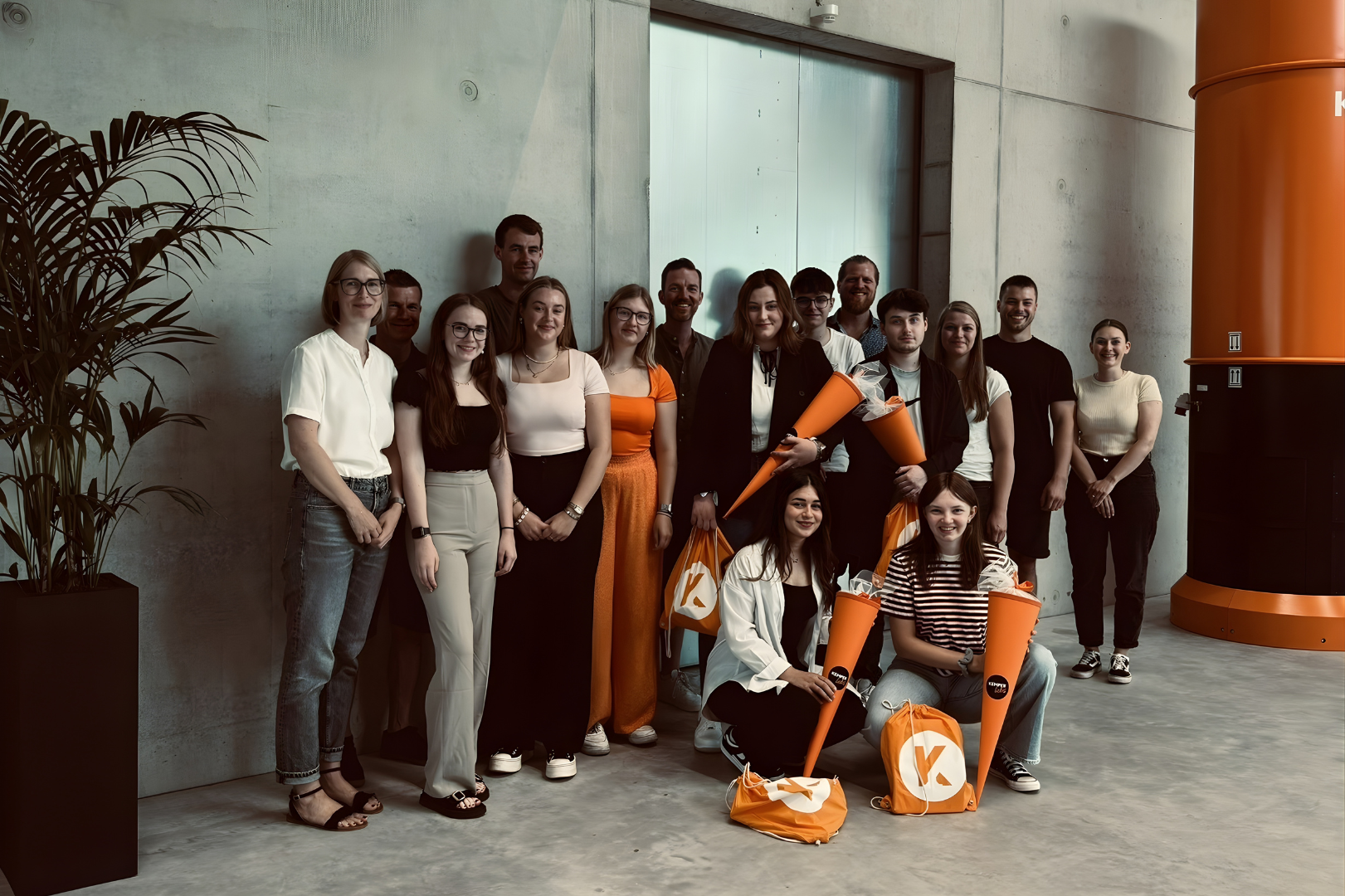 Gruppe von Studierenden und Auszubildenden bei KEMPER in modernem Unternehmensumfeld