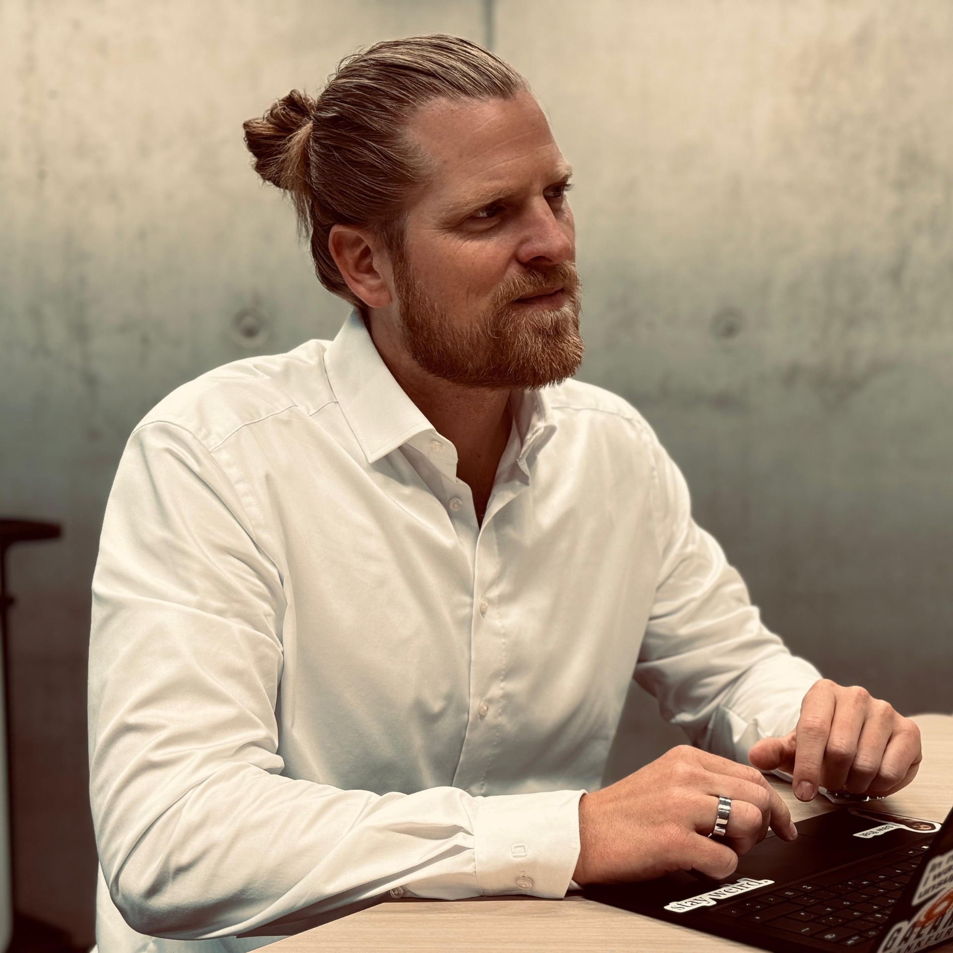 Portrait of the Managing Director of KEMPER in a modern office environment