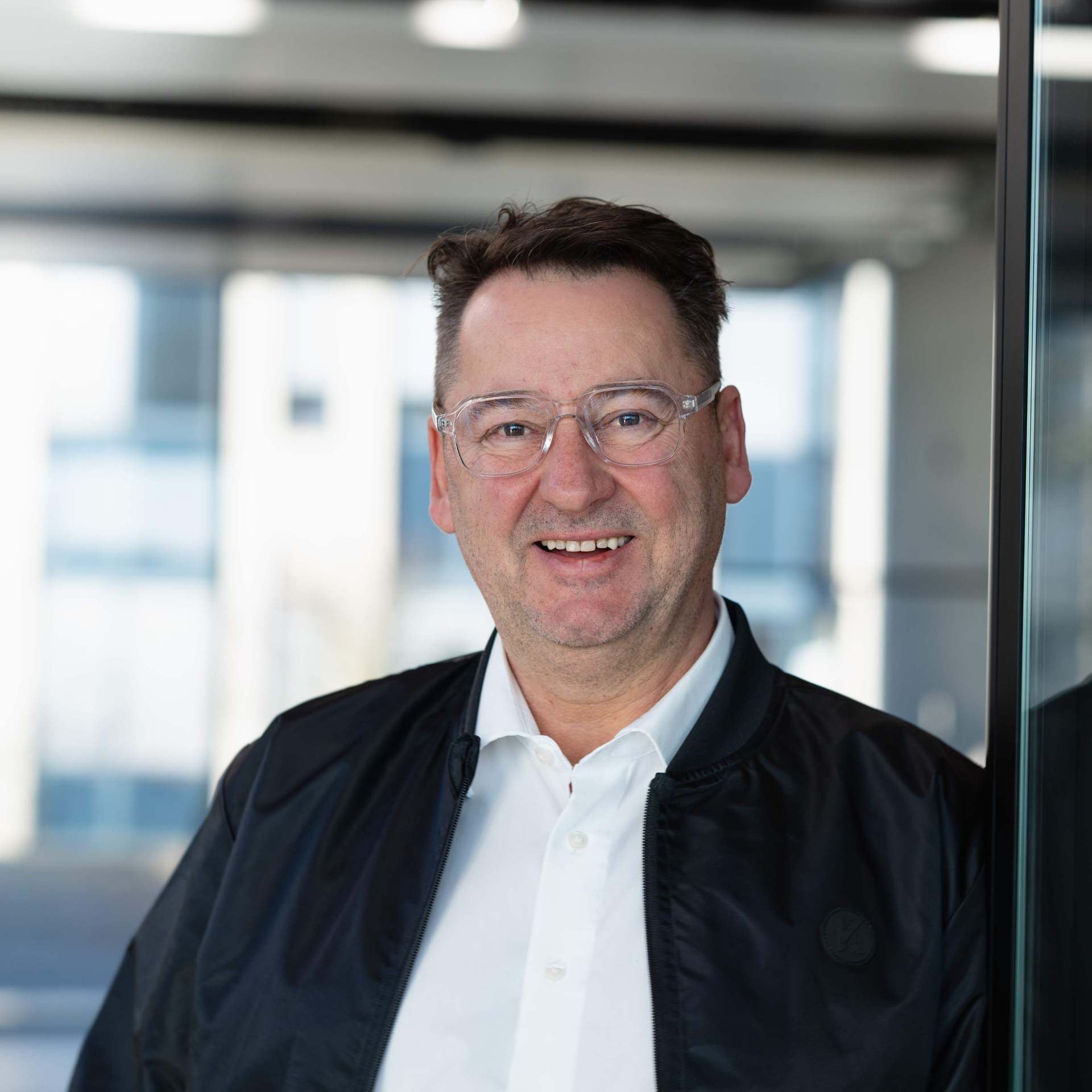 Portrait of the Vice President Sales at KEMPER in a modern corporate environment