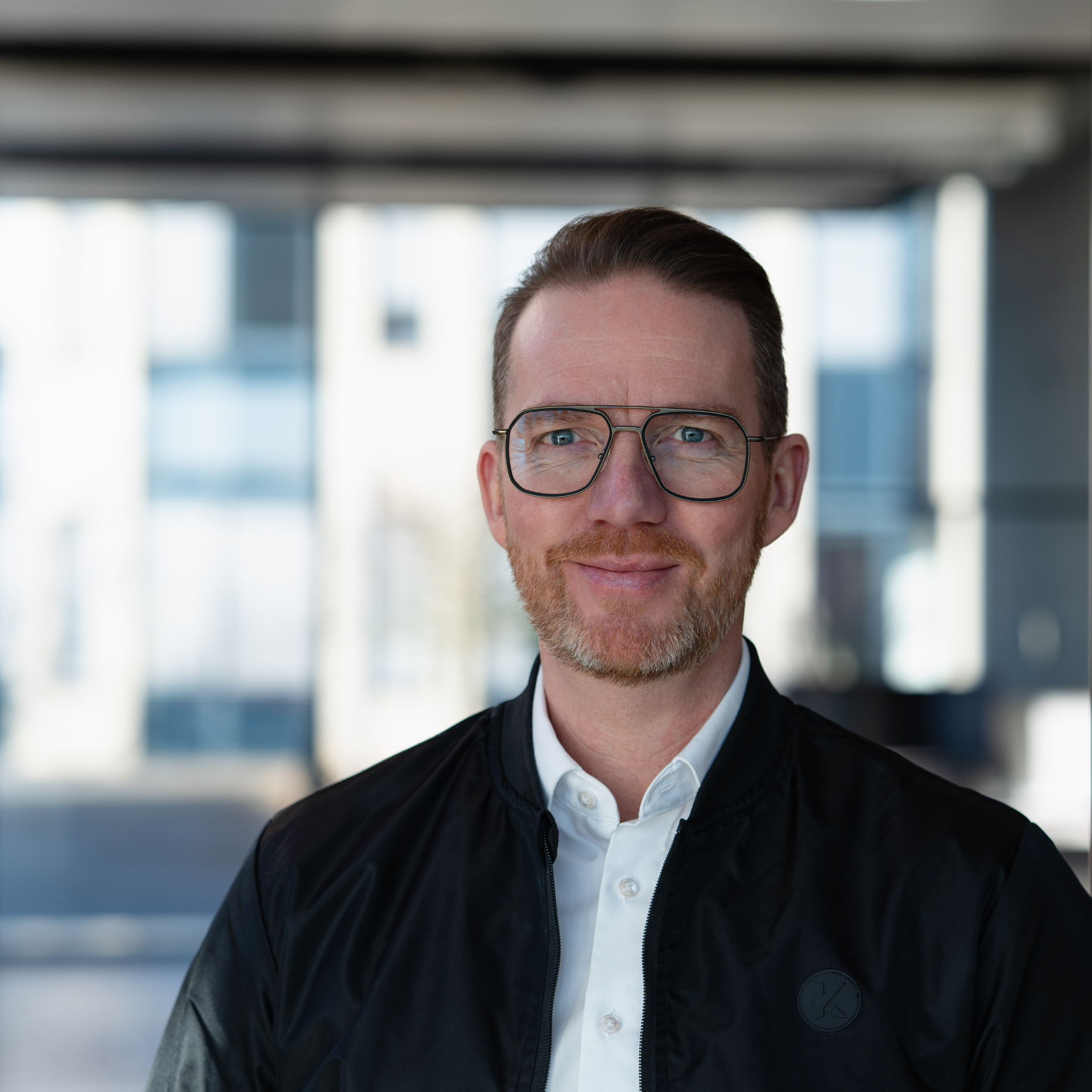 Portrait of the Managing Director of KEMPER in a modern office environment