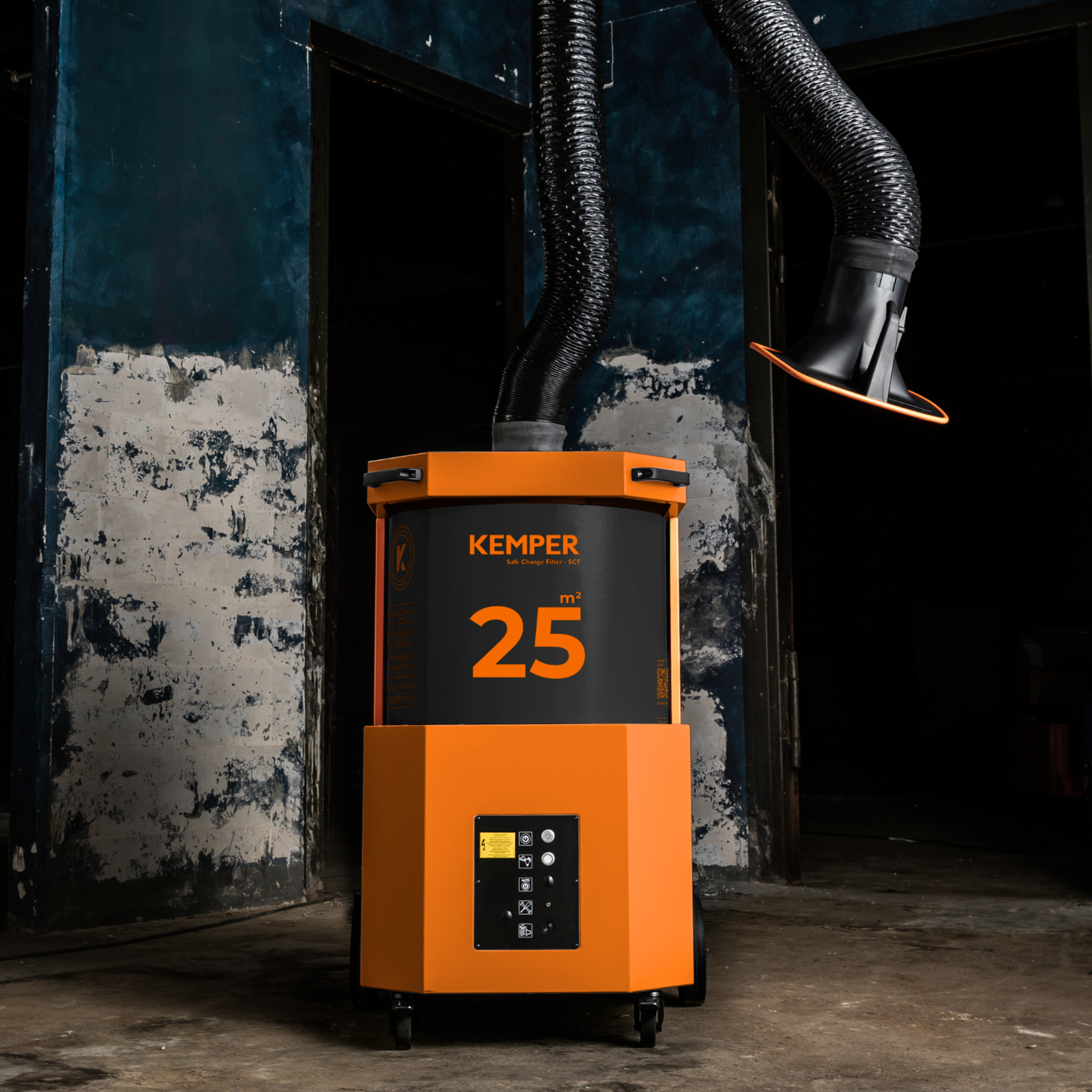 Mobiles KEMPER Absauggerät mit Safe-Change-Filter (25 m²) und flexiblem Absaugarm, freistehend in industrieller Werkstattumgebung.