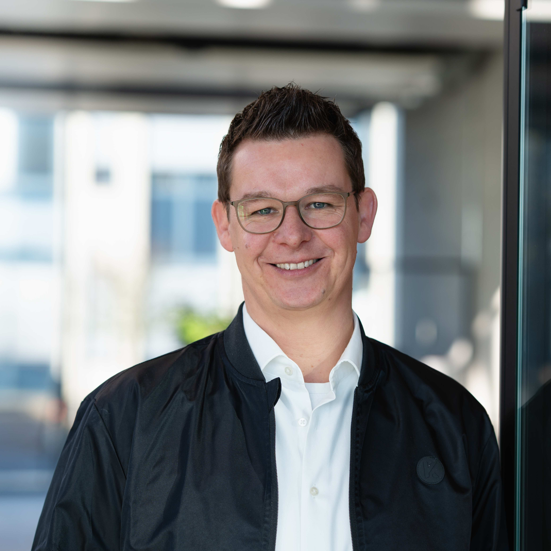 Portrait of the Vice President Products & Innovation at KEMPER in a modern corporate environment