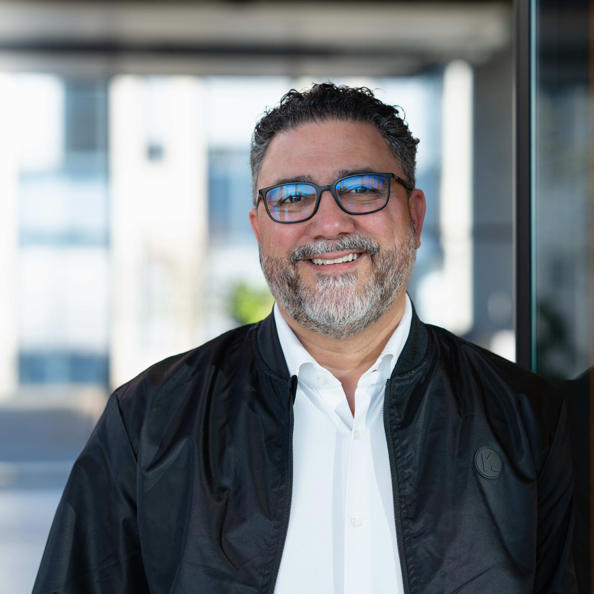 Portrait of an employee at KEMPER in a modern corporate environment